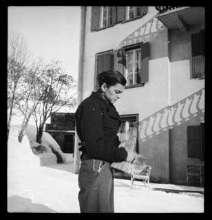 Schweiz, Engadin: Menschen; Junge Frau im Schnee