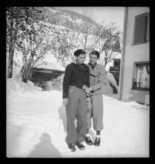 Schweiz, Engadin: Menschen; Zwei junge Frauen im Schnee