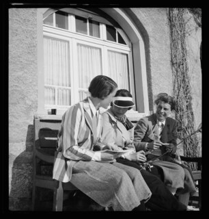 Schweiz, Engadin: Menschen; Margot Lind, Lisa von Cramm und Inge Westendarp auf einer Bank sitzend