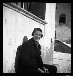 Schweiz, Sils: Menschen; Margot Lind auf einer Bank sitzend; Segl