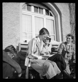 Schweiz, Engadin: Menschen; Margot Lind, Lisa von Cramm und Inge Westendarp auf einer Bank sitzend