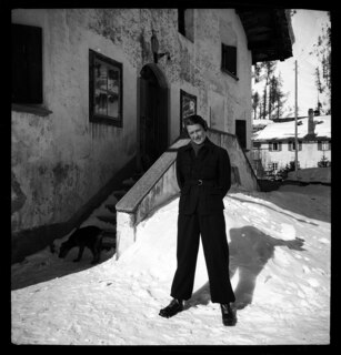 Schweiz, Sils: Menschen; Margot Lind vor einem Haus stehend, im Hintergrund der Hund von Annemarie Schwarzenbach; Segl