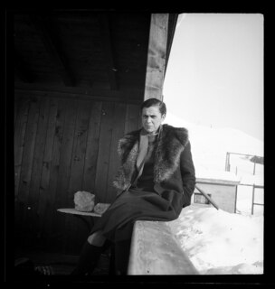 Schweiz, Engadin: Menschen; Junge Frau auf einem Geländer sitzend