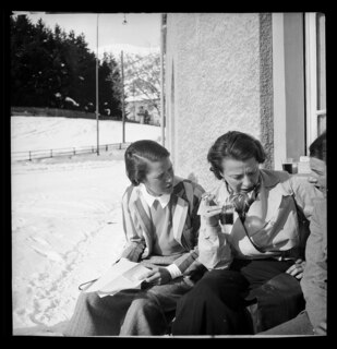 Schweiz, Engadin: Menschen; Margot Lind, Lisa von Cramm und Inge Westendarp auf einer Bank sitzend