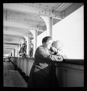 Schiff (Rückfahrt Amerika): Menschen; Therese Giehse und Magnus Henning an der Reling stehend