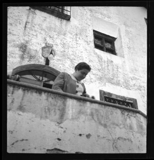 Schweiz, Sils: Menschen; Therese Giehse auf der Treppe vor der Chesa Salis; Segl