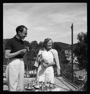 Frankreich, Lavandou: Menschen [Lokalisierung unsicher]; Klaus Mann und eine unbekannte Frau