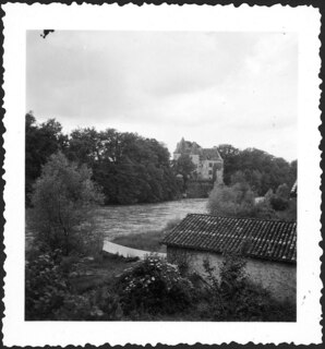 Spanien, Mallorca: Landschaft; Schloss an einem Fluss liegend