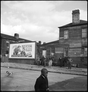 USA, Südstaaten: Strassenszene (Lokalisierung unsicher); Eine Gruppe von Afroamerikanern vor einem Holzhaus an der Strasse