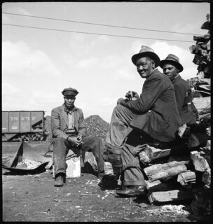 USA, Cumberland Mountains/TN: Menschen; Eine Gruppe Männer, im Hintergrund Kohle und ein Eisenbahnwagen der "Nashville, Chattanooga & Saint Louis Railway" (NC & StL)