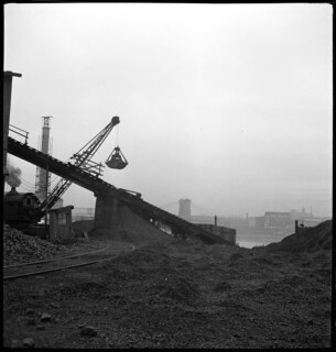 USA, Cincinnati/OH: Hafen; Industrie an einem Hafen, im Hintergrund Fluss und die Roebling Suspension Bridge (Gebäude der City Ice & Fuel Co.)