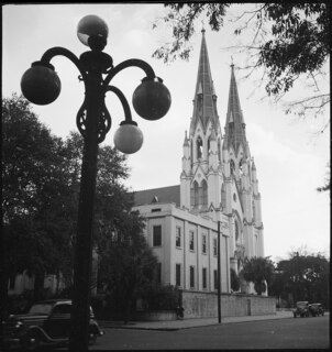 USA, Savannah/GA: Kirche; St. John the Baptist Catholic Church, im Vordergrund Strassenlampe