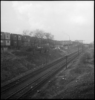 USA: Bahnlinie; Container (Wohncontainer?) an einer Bahnlinie