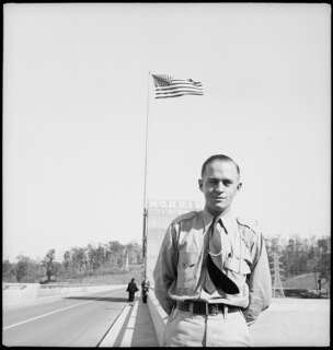 USA, Norris/TN: TVA Norris Dam; Porträt eins Mannes in Uniform auf dem Norris Dam