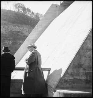 USA, Norris/TN: TVA Norris Dam; Mann und Frau auf dem Norris Dam