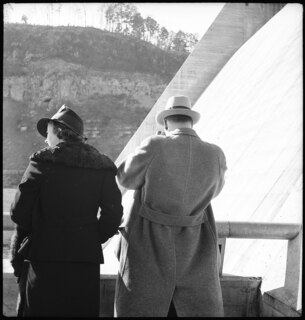 USA, Norris/TN: TVA Norris Dam; Mann und Frau auf dem Norris Dam