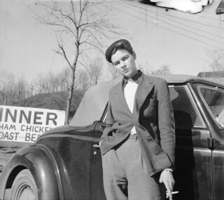 USA: Porträt; Barbara Hamilton-Wright stehend vor dem Auto