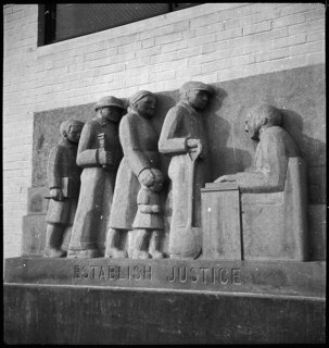 USA, Greenbelt/MD: Relief; Relief von Lenore Thomas "establish justice" (aus der Präambel der Verfassung der Vereinigten Staaten)