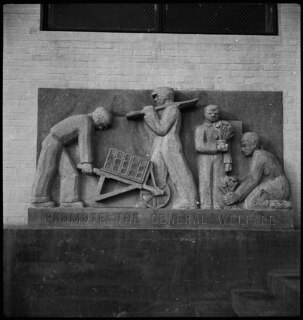 USA, Greenbelt/MD: Relief; Relief von Lenore Thomas "promote the general welfare" (aus der Präambel der Verfassung der Vereinigten Staaten)