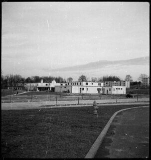 USA, Greenbelt/MD: Häuser; Elementary School mit Reliefs von Lenore Thomas