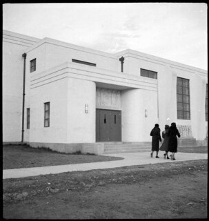 USA, Greenbelt/MD: Haus; Elementary School mit Reliefs von Lenore Thomas