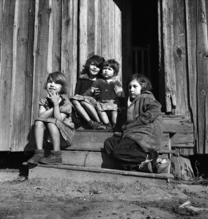 USA, Lumberton/NC: Menschen; Kinder auf Treppenstufen sitzend vor einer Holzhütte