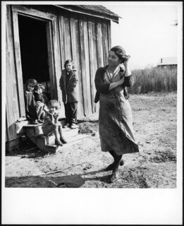 USA, Lumberton/NC: Menschen; Frau mit Kindern vor einer Hütte