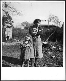 USA, Lumberton/NC: Menschen; Frau mit Kind, im Hintergrund ein Haus