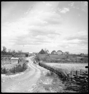 USA, Cumberland Mountains/TN: Landschaft; Farmhaus umgeben von Feldern