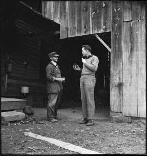USA, Gruetli/TN: Farm; Miles Horton und ein Mann am Diskutieren