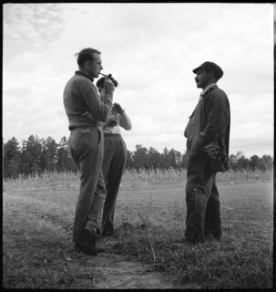 USA, Gruetli/TN: Farm; Miles Horton am Diskutieren mit einem Mann, daneben Barbara Hamilton-Wright