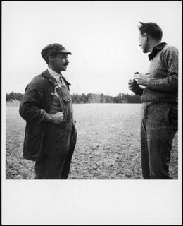 USA, Gruetli/TN: Farm; Miles Horton und ein Mann im Gespräch