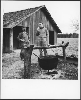 USA, Gruetli/TN: Farm; Miles Horton und ein Mann bei einer Feuerstelle
