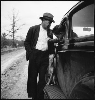 USA, Cumberland Mountains/TN: Menschen; Miles Horton sitzend im Auto im Gespräch mit einem Mann. Auf dem Trittbrett ein Hund