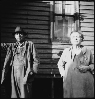 USA, Lincoln County/TN: Menschen; Ein Mann und eine Frau stehen vor einem Holzhaus