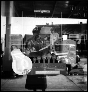 USA, Lincoln County/TN: Schaufenster; Schaufenster mit Werbung für Glühbirnen