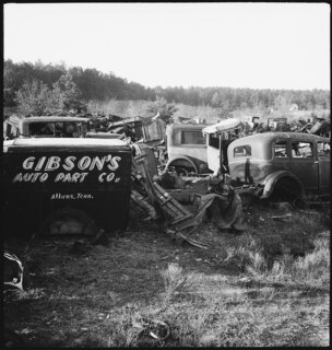Autofriedhof in Athens, Tennessee [Legende auf separatem Umschlag]