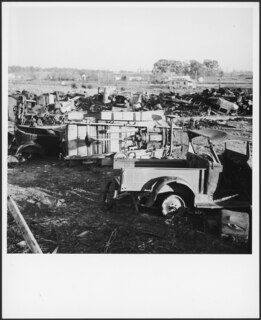 USA, Athens/TN: Autofriedhof; Autowracks auf einer Wiese