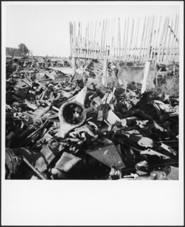USA, Athens/TN: Autofriedhof; Metallteile auf einer Wiese