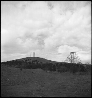 USA: Landschaft; Hügelige Landschaft, im Hintergrund ein rundes Gebäude