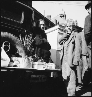 USA, Knoxville/TN: Markt; Ein Junge und eine Frau an einem Marktstand