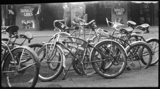 USA, Knoxville/TN: Häuser; Parkierte Fahrräder an einer Strasse, gegenüber der Eingang zu einem Kino