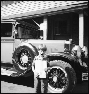 USA, Knoxville/TN: Menschen; Ein kleines Mädchen vor einem parkierten Auto, dahinter ein Haus