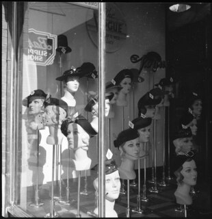 USA, Knoxville/TN: Häuser; Schaufenster mit Damenhüten