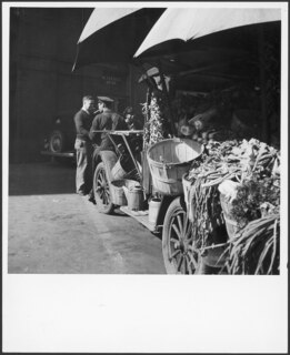 USA, Knoxville/TN: Markt; Marktstand mit Gemüse, dahinter eine Gruppe Männer