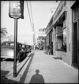 Deutsch: USA, Tuskegee/AL: Häuser; Strasse mit parkierten Autos und HäusernEnglish: USA, Tuskegee/AL: Houses; street with parked autos and houses