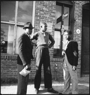 Deutsch: USA, Tuskegee/AL: Menschen; Drei junge Männer im Gespräch vor einem HausEnglish: USA, Tuskegee/AL: People: Three young men in conversation in front of a house