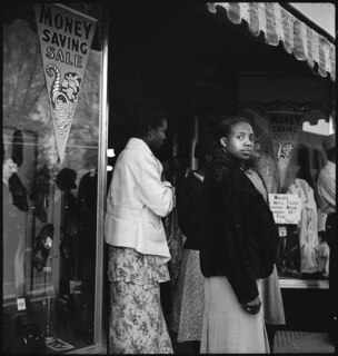 Deutsch: USA, Tuskegee/AL: Menschen; Junge Mädchen vor einem SchaufensterEnglish: USA, Tuskegee/AL: People; young girls in front of a shop window