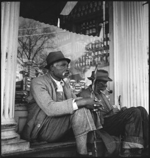 Deutsch: USA, Tuskegee/AL: Menschen; Zwei ältere Männer sitzen auf einer Bank vor einem SchaufensterEnglish: USA, Tuskegee/AL: People; Two elderly men sit on a bench in front of a shop window