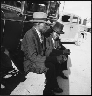 Deutsch: USA, Tuskegee/AL: Menschen; Zwei Männer im Anzug sitzen auf dem Trittbrett eines AutosEnglish: USA, Tuskegee/AL: People; Two men in suits sit on the running board of an automobile